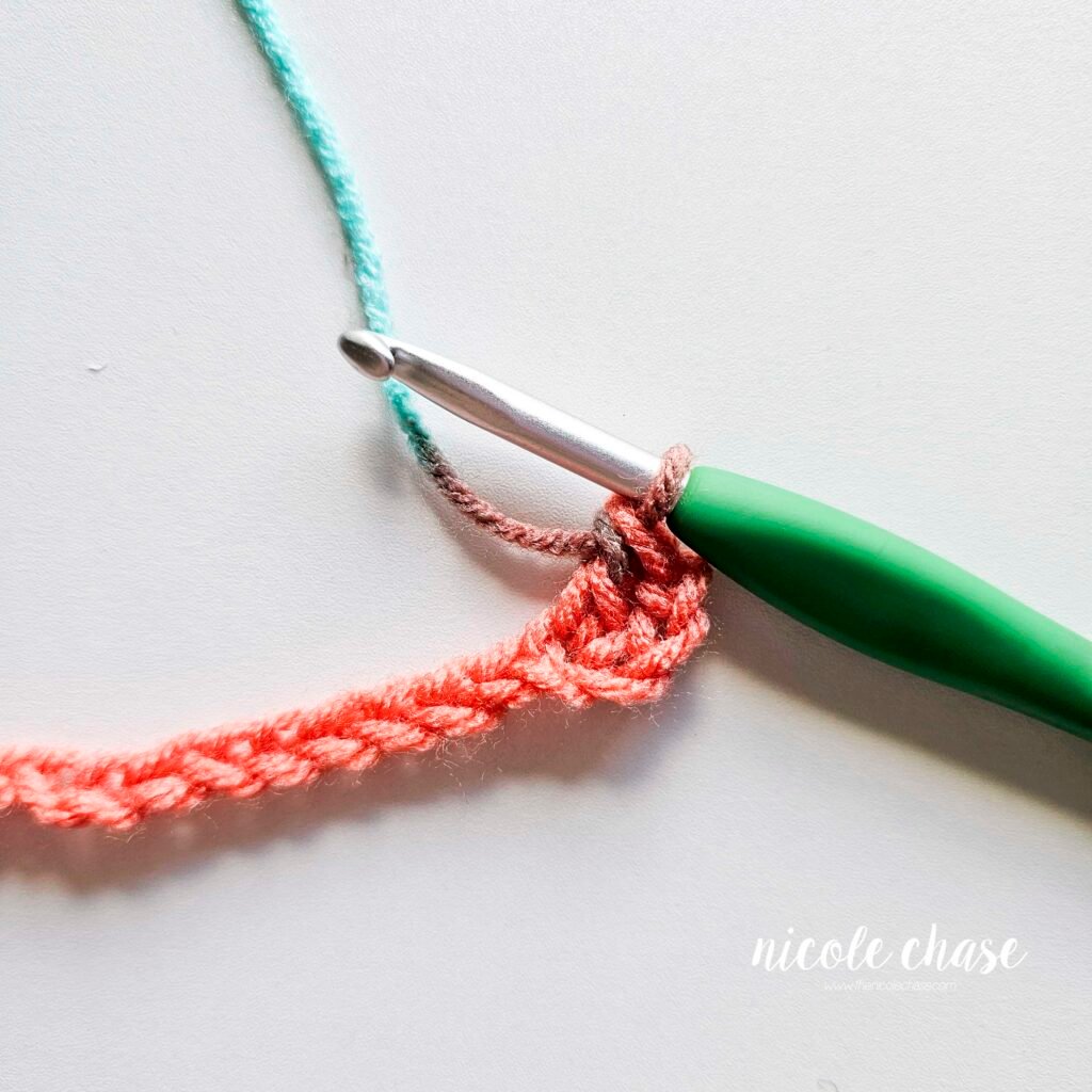 Working R1 of the free cowl crochet pattern, part 1.