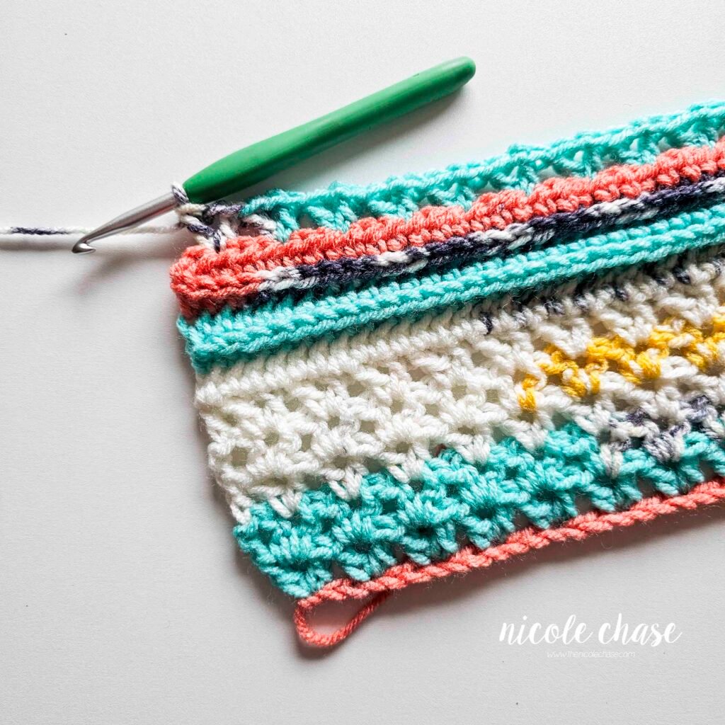 Working R11 of this neck warmer cowl crochet pattern, part 6,