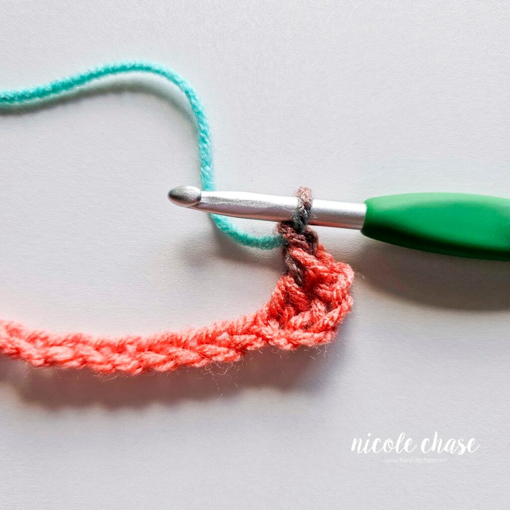 Working R1 of the free cowl crochet pattern, part 2.