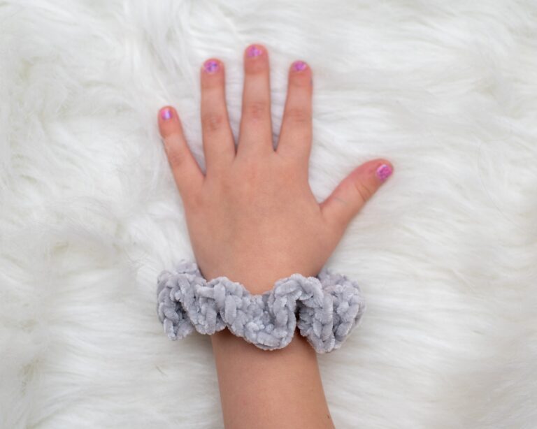 Simple Velvet Scrunchie – Free Crochet Pattern