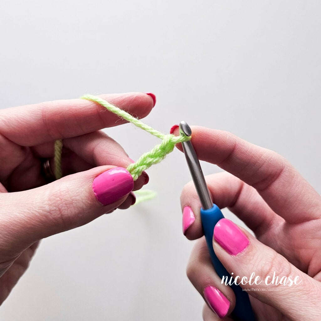 The 4th crochet chain has been created.