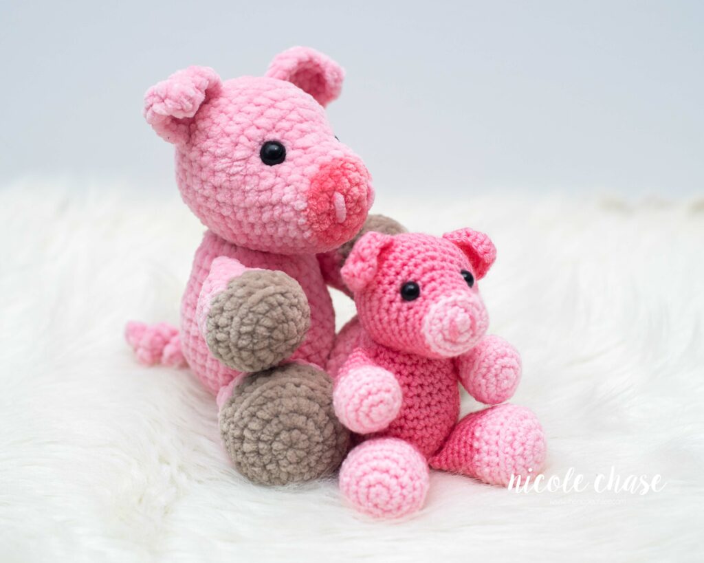 free pig crochet pattern shown in chunky plush yarn and worsted weight yarn