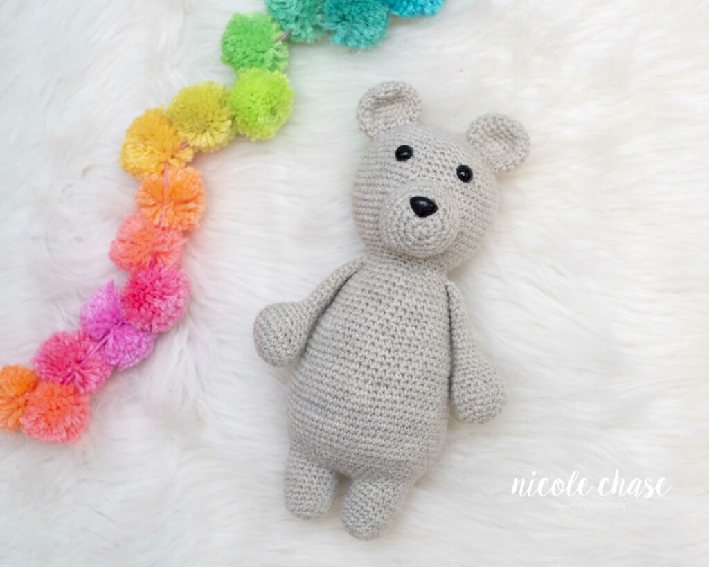 teddy bear crochet pattern with rainbow garland