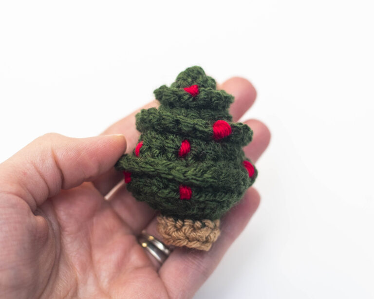 Tiny Christmas Tree – Free Crochet Pattern