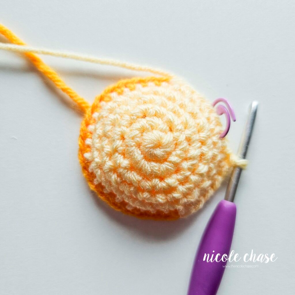 The first colorwork is completed with R6 of the body. 