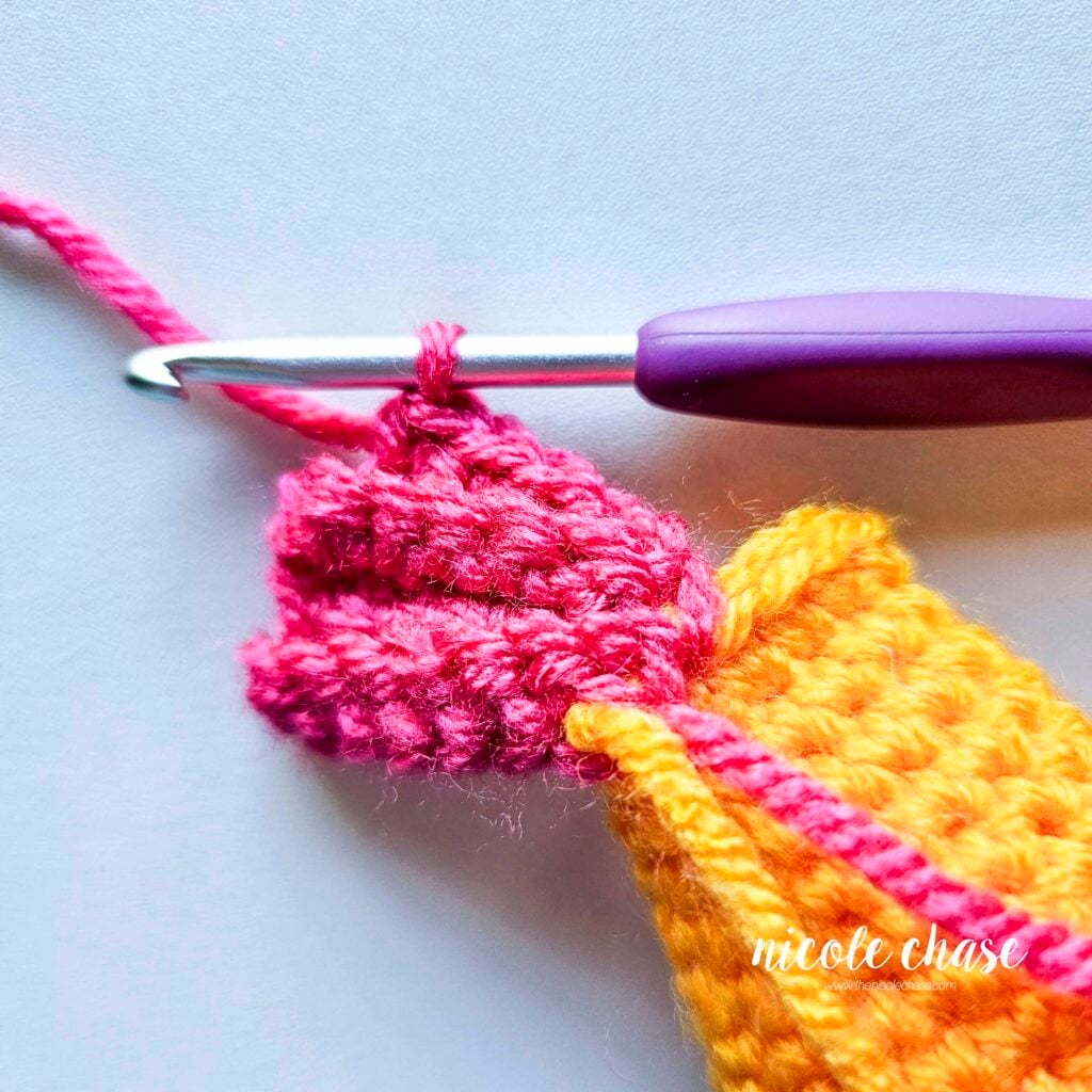 The single crochet stitches of R4 of the crochet fish tail fin have been completed.