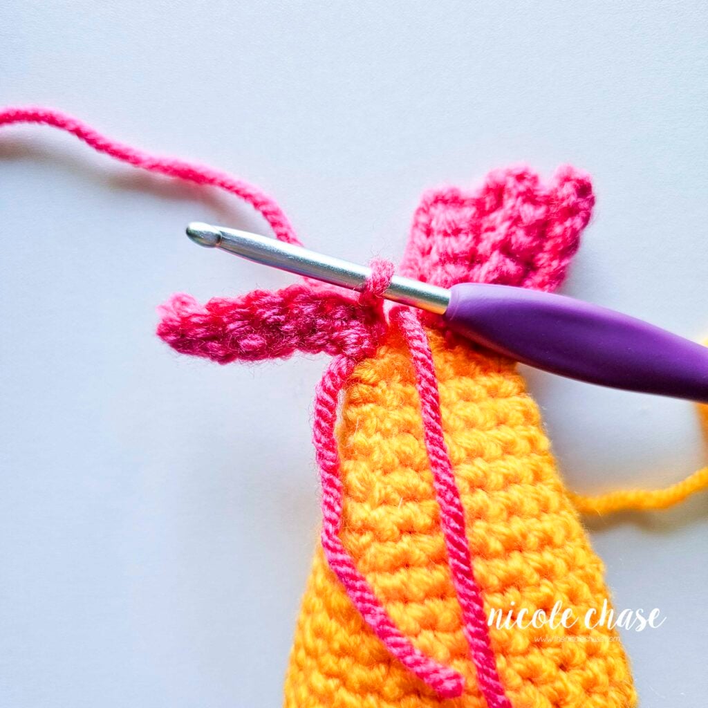 The start of R2 of the tail fin of the fish amigurumi.
