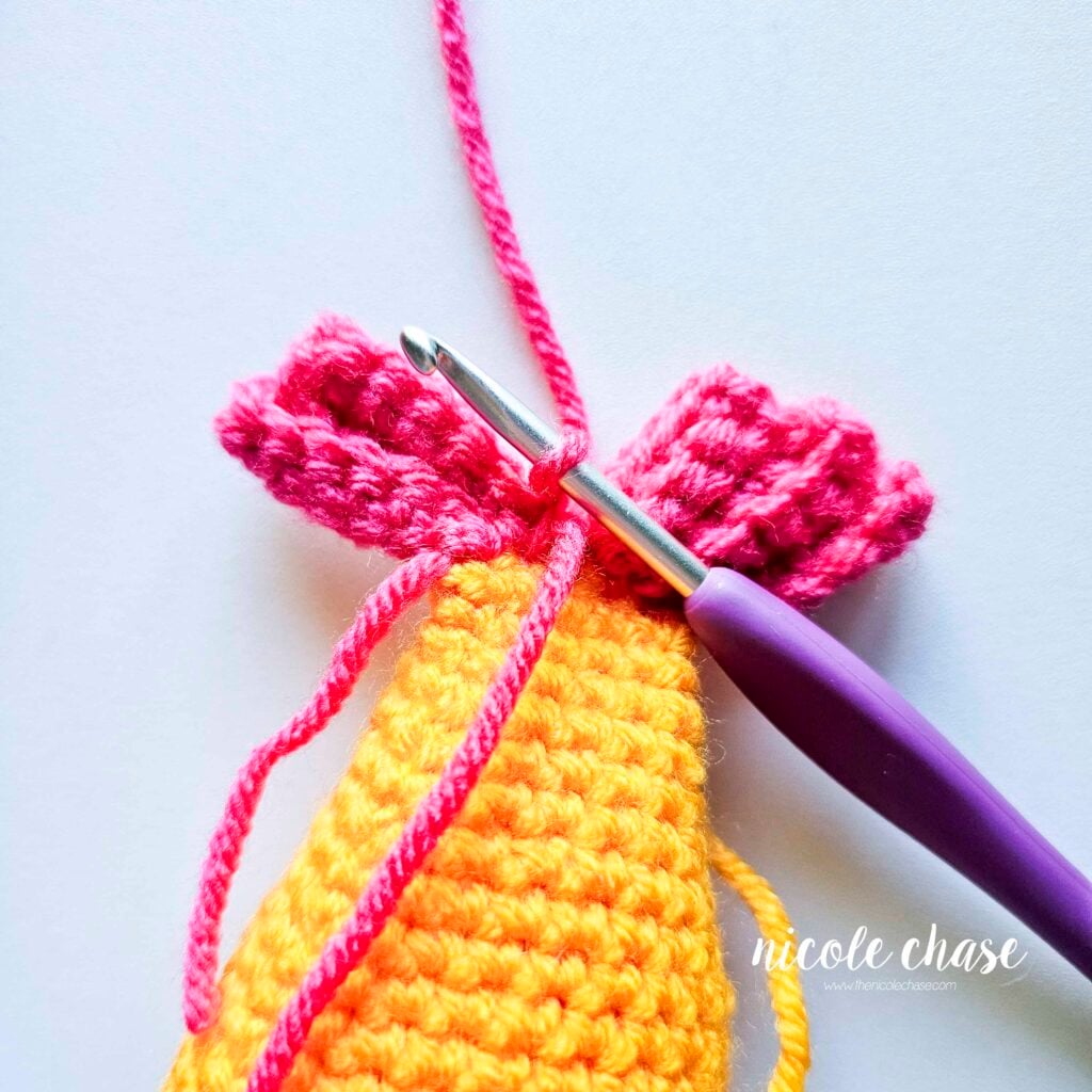 The start of R4 with a chain 1 of the tail fin for the amigurumi fish.